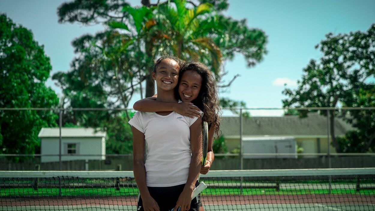 Leylah Annie Fernandez enlace sa soeur Bianca Jolie. Leylah Annie Fernandez enlace sa soeur Bianca Jolie.