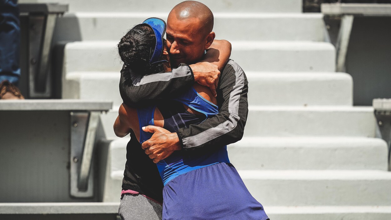 Leylah Annie Fernandez enlace son père Jorge après sa victoire en finale à Roland-Garros. Leylah Annie Fernandez enlace son père Jorge après sa victoire en finale à Roland-Garros.