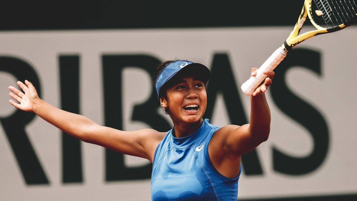 Leylah Annie Fernandez lève les bras. Leylah Annie Fernandez lève les bras.