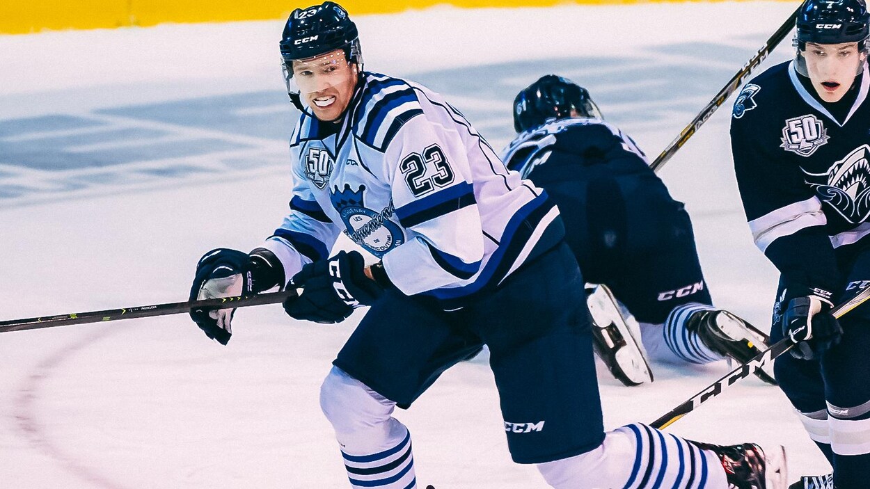 Vladislav Kotkov patine pendant un match. Vladislav Kotkov patine pendant un match.
