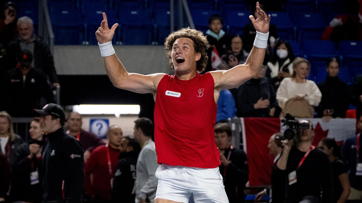 Liam Draxl donne la victoire au Canada contre le Brésil à la Coupe Davis