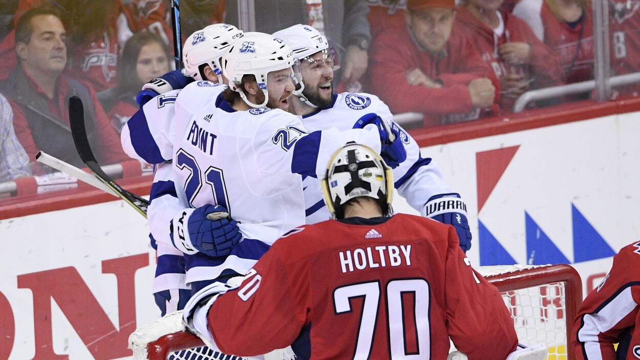 Les joueurs du Lightning célèbrent un but. Les joueurs du Lightning célèbrent un but.