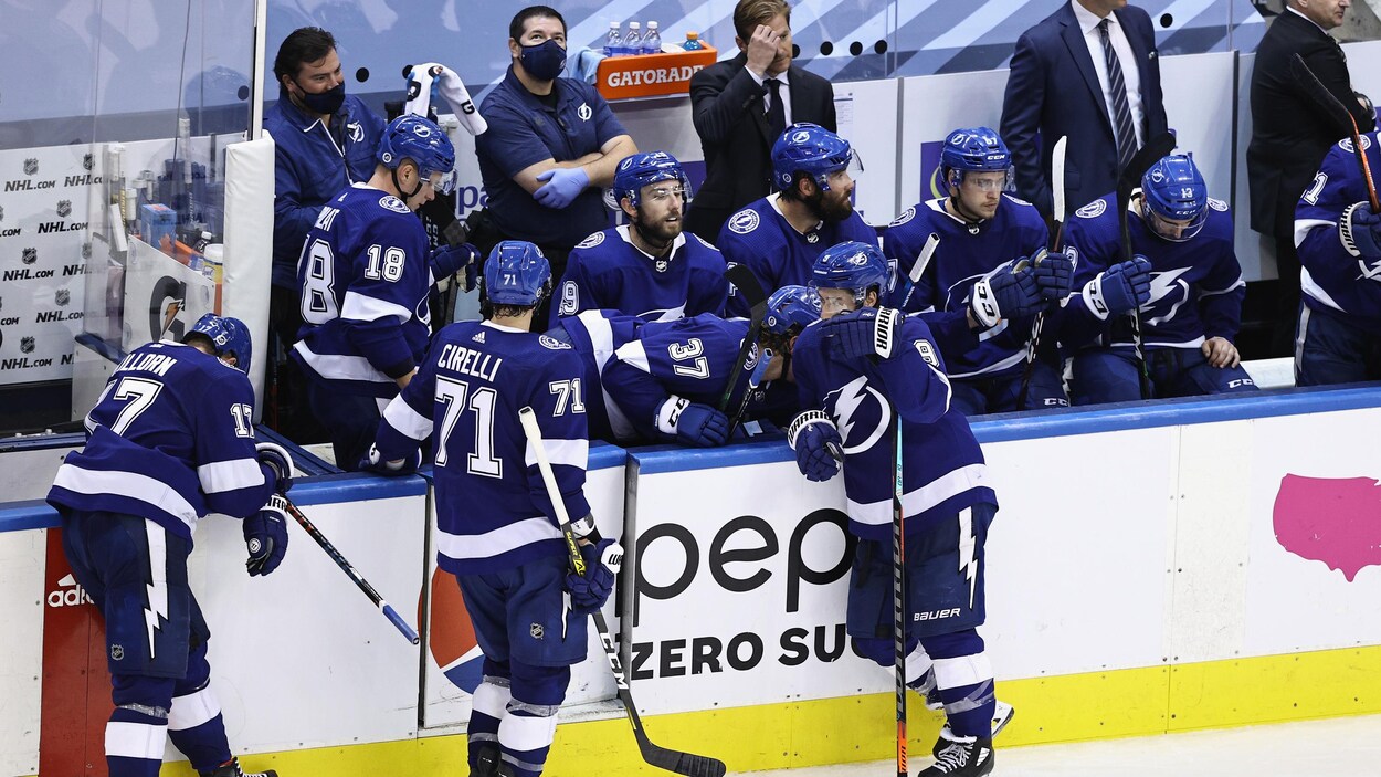 Des joueurs récupèrent à leur banc.