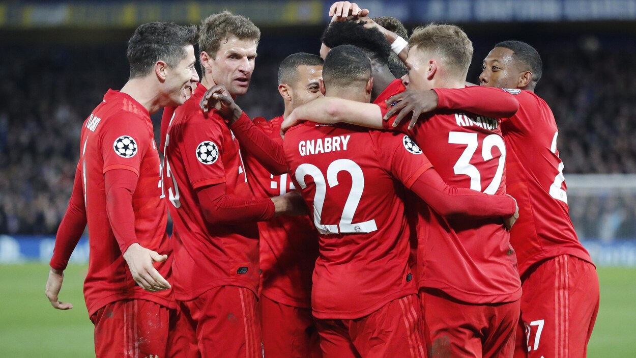 Les joueurs sont rassemblés sur le terrain et s'étreignent.