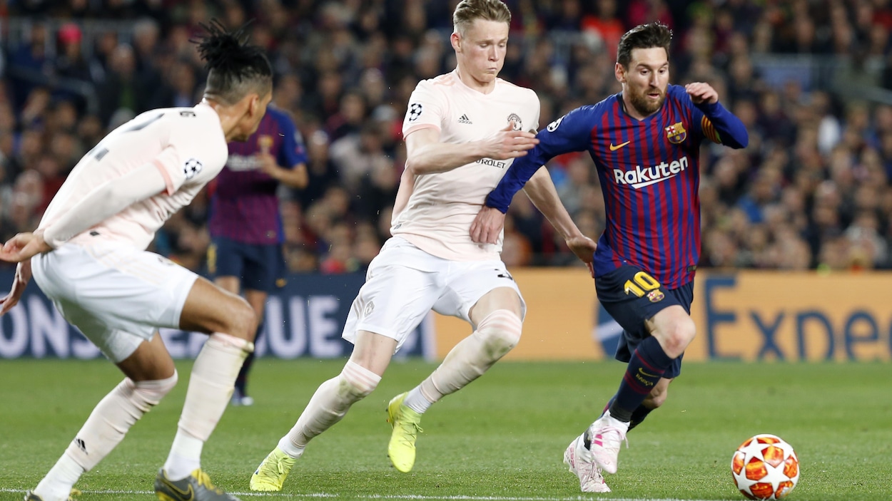L'attaquant du FC Barcelone court avec le ballon pendant un match contre Manchester United.