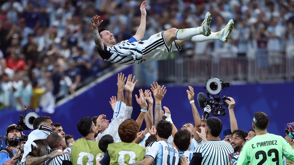 Portée par Lionel Messi, l’Argentine renverse l’Égypte dans un match complètement fou
