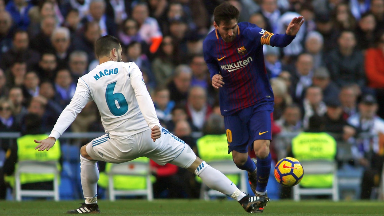 Ils se disputent le ballon.