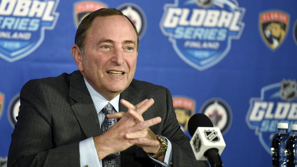 Gary Bettman s'entretient avec les journalistes à Helsinki, en Finlande.