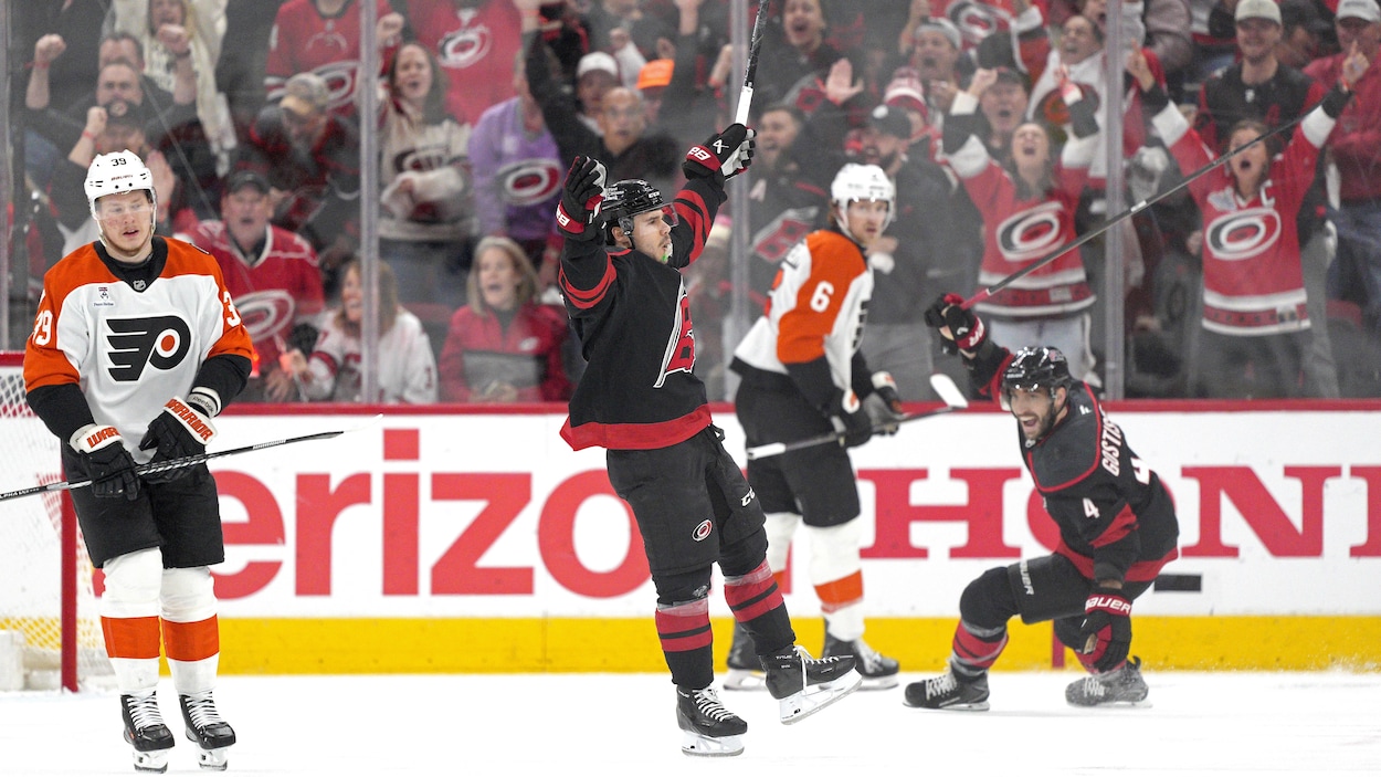 Les Hurricanes amorcent le deuxième tour en blanchissant les Flyers