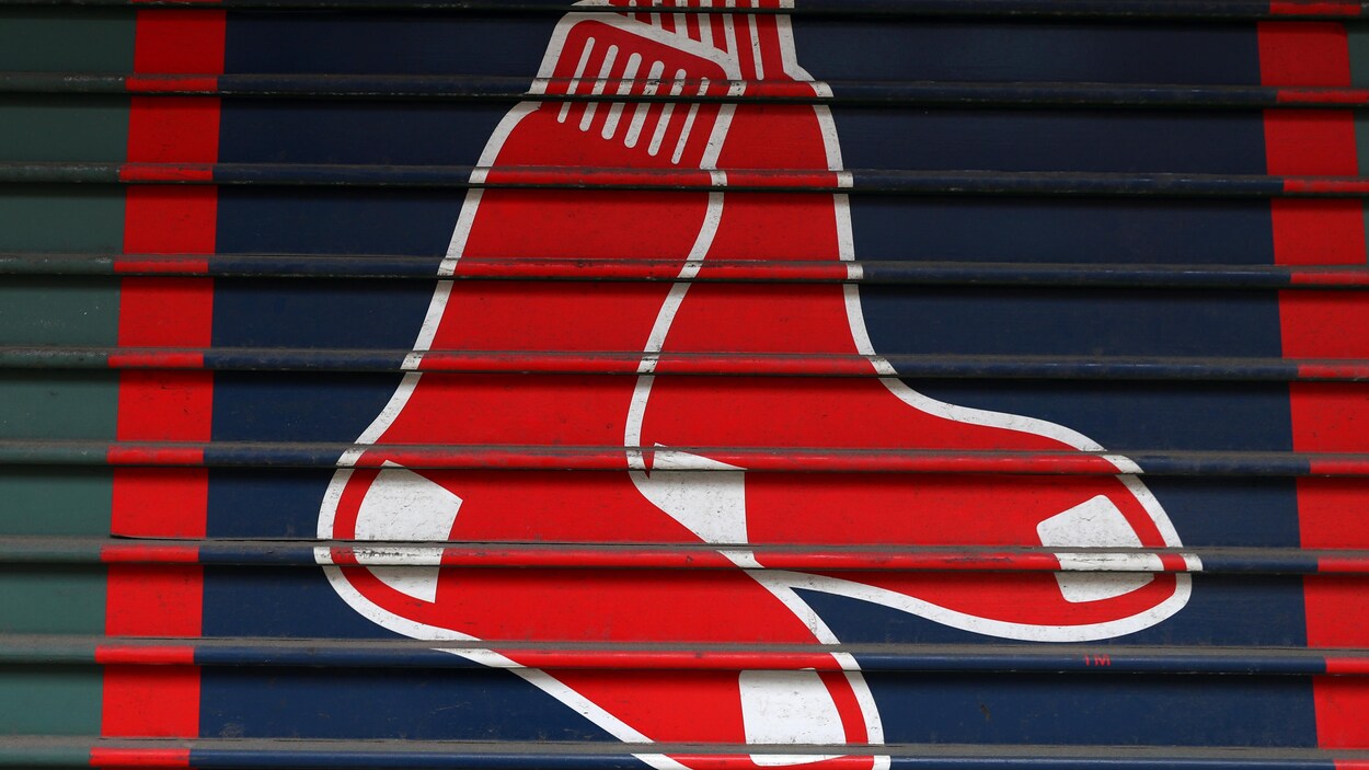 Des chaussettes rouges peintes sur un des murs extérieurs du Fenway Park.