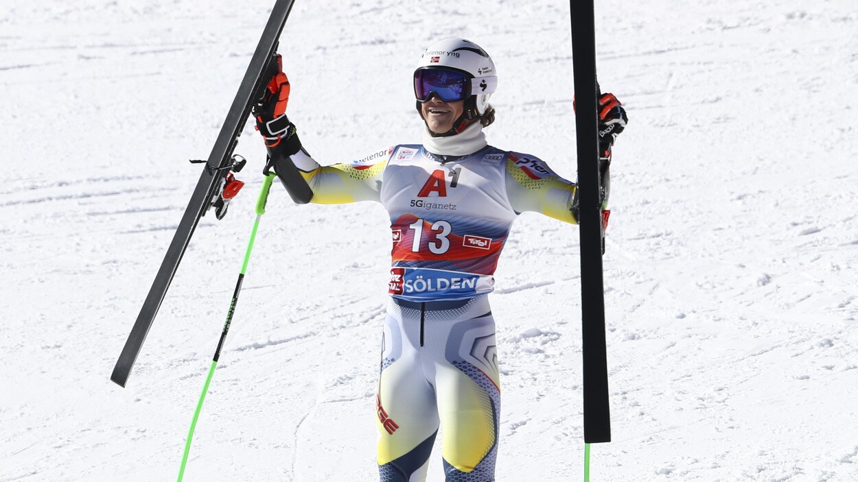 Il célèbre sa victoire en levant ses skis