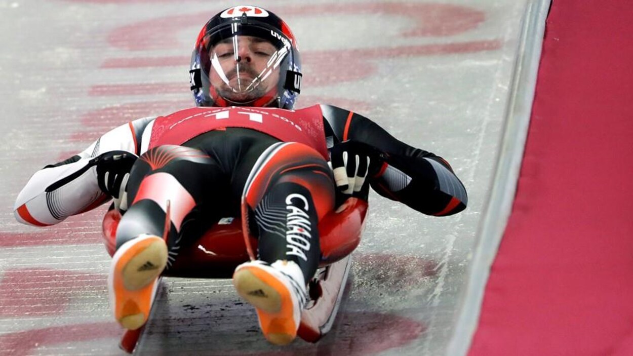 Il est sur la piste de luge à Pyeongchang.