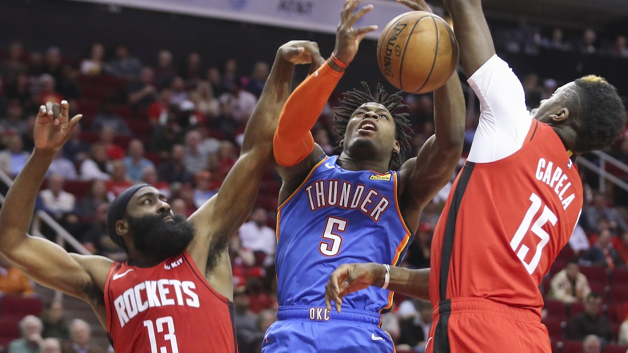 Dort tente un lancer contré par deux joueurs des Rockets.