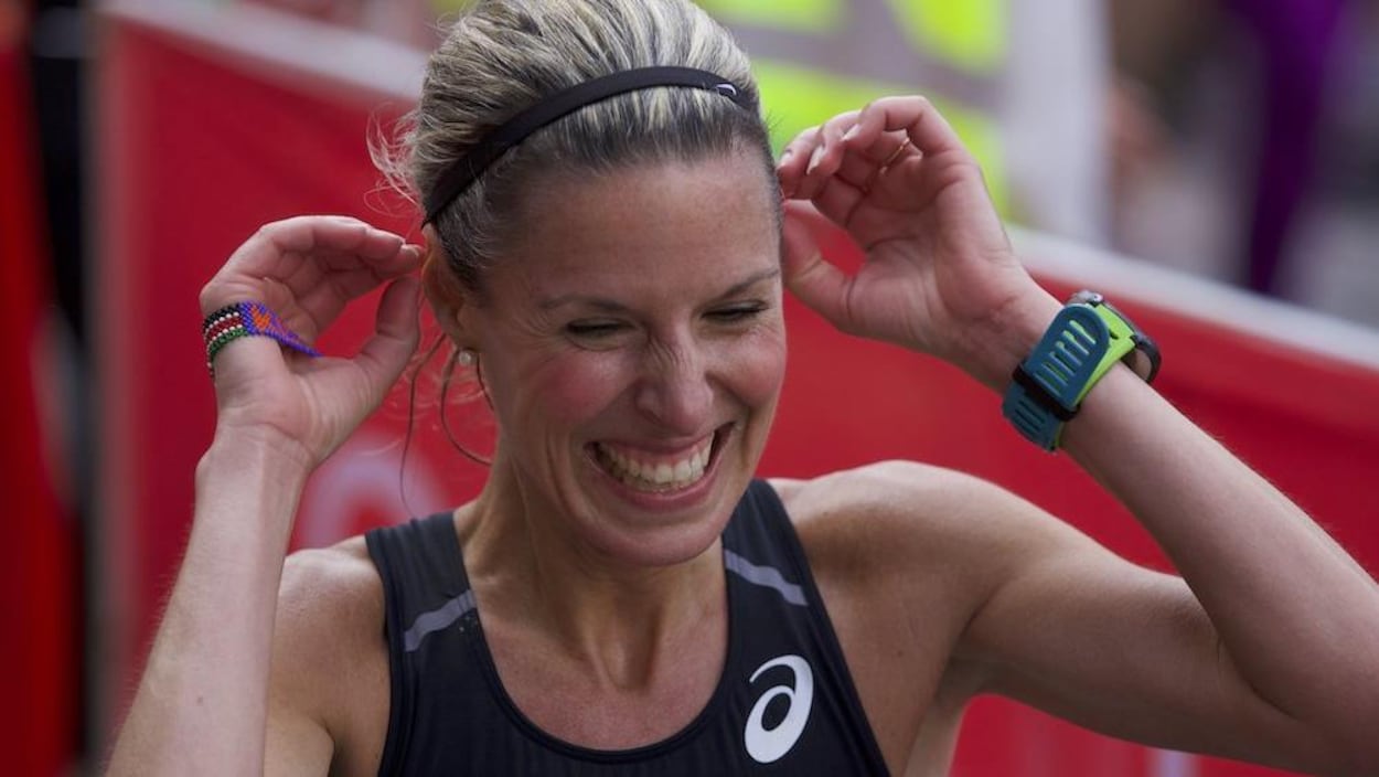 Elle sourit à la fin d'une course.