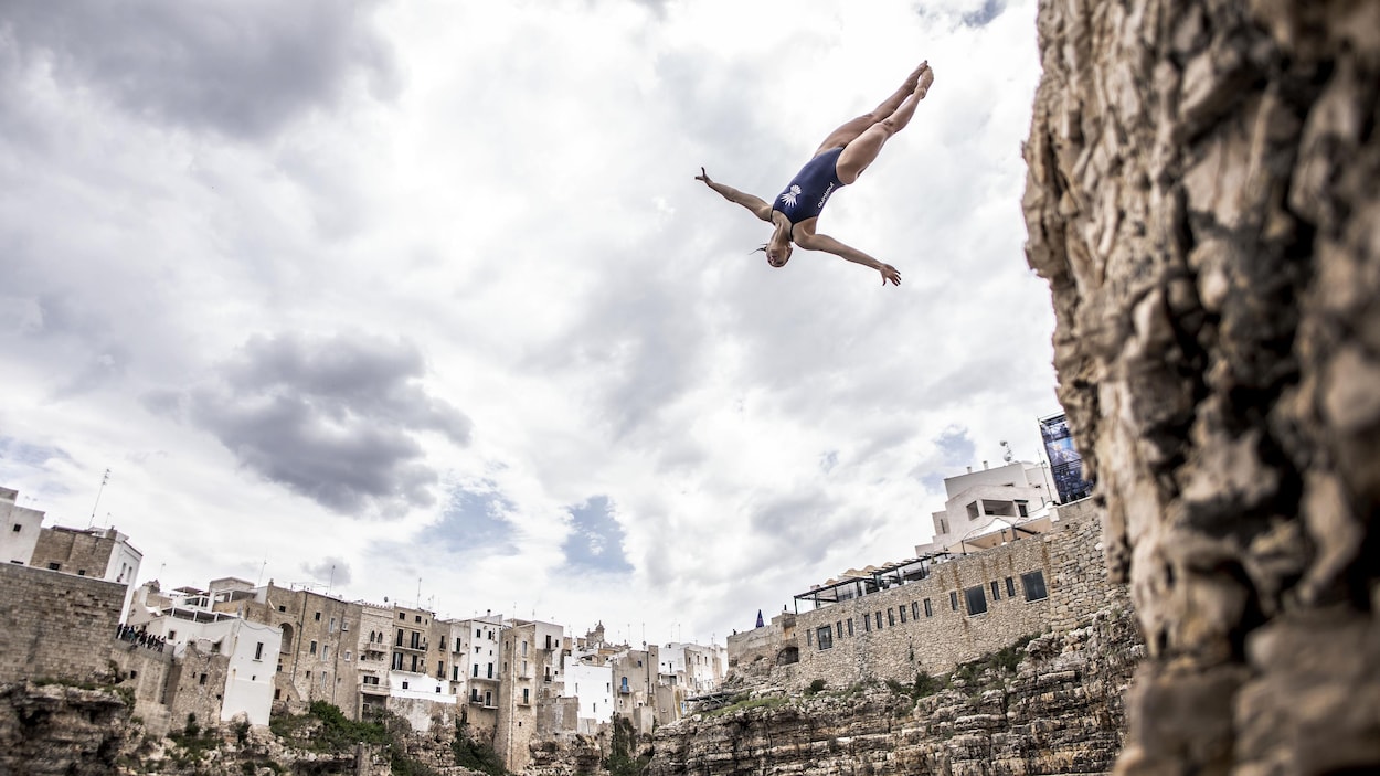 Elle fait des figures dans les airs.