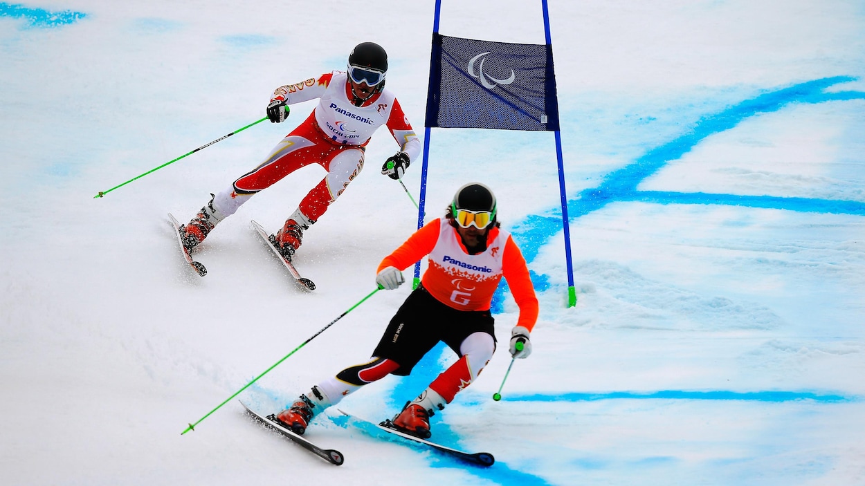 Mac Marcoux suit son ancien guide Robin Femy pendant un épreuve de paraski alpin, aux Jeux paralympiques de Sotchi, en 2014. Mac Marcoux suit son ancien guide Robin Femy pendant un épreuve de paraski alpin, aux Jeux paralympiques de Sotchi, en 2014.