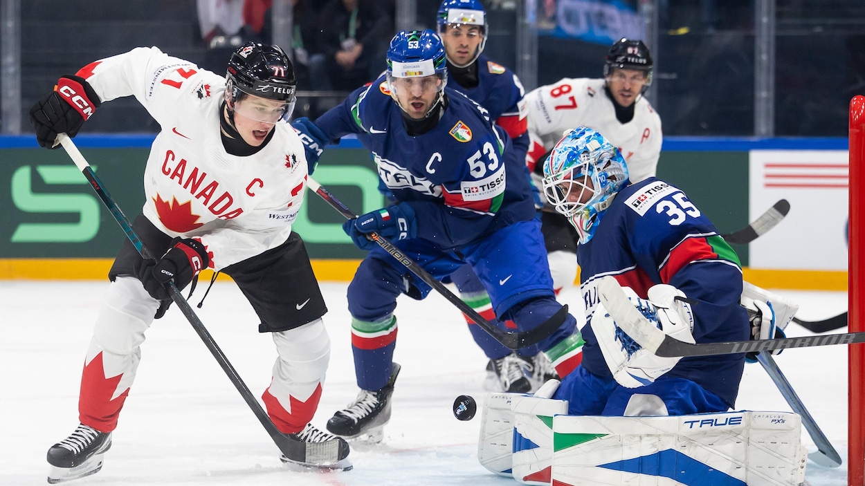 Celebrini marque deux fois dans un gain facile du Canada contre l’Italie