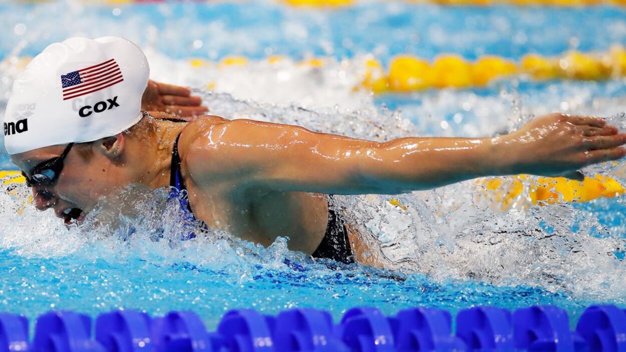Madisyn Cox nage pendant une compétition de natation.