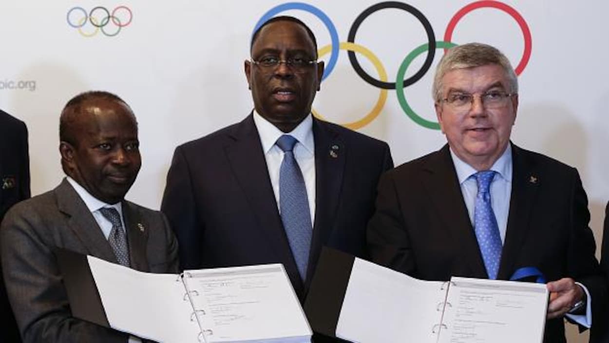 Mamadou Diagna Ndiaye, membre du Comité olympique sénégalais, le président du Sénégal Macky Sali et le président du CIO Thomas Bach. Mamadou Diagna Ndiaye, membre du Comité olympique sénégalais, le président du Sénégal Macky Sali et le président du CIO Thomas Bach.