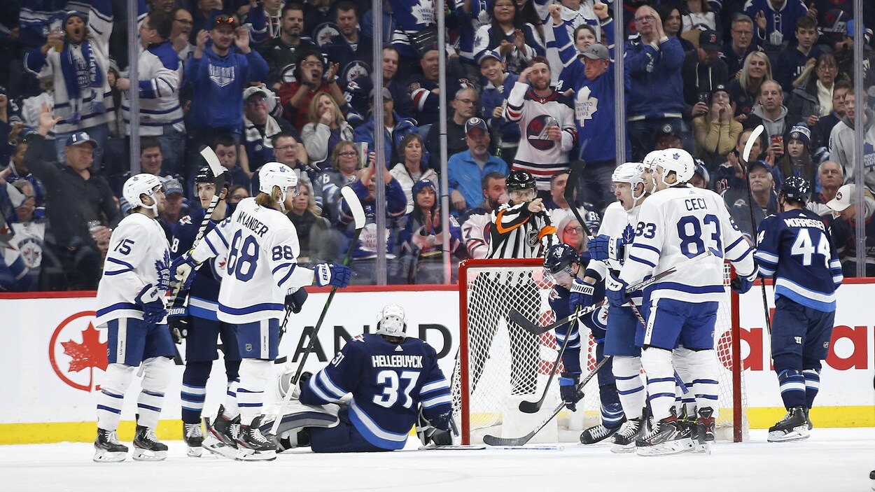 Les Maple Leafs célèbrent un but marqué contre les Jets.