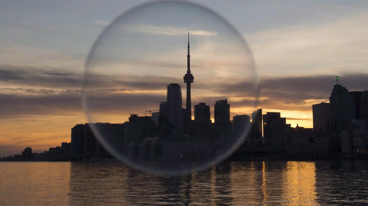 La ligne de gratte-ciels de la ville de Toronto est prise en photo à travers une bulle de savon.