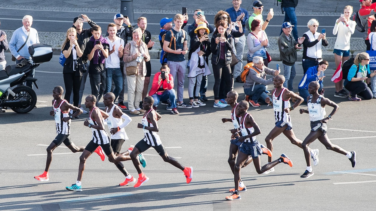 Un groupe de coureurs au marathon de Berlin en 2018
