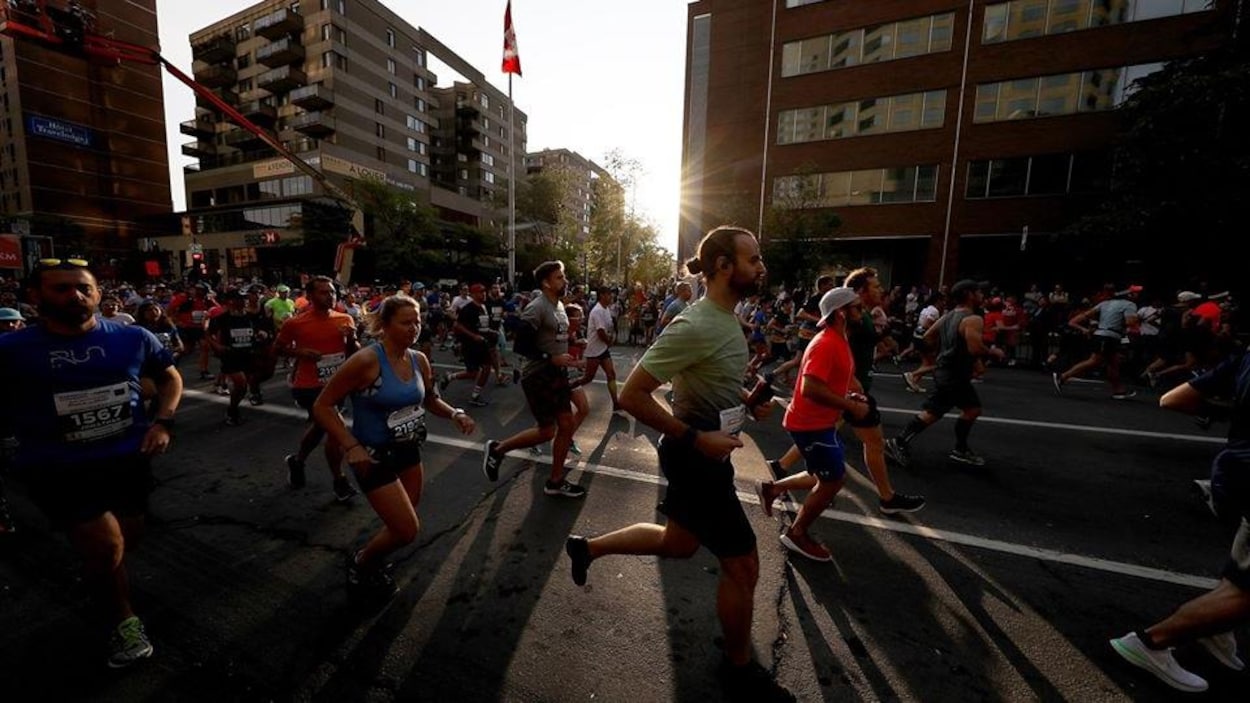 Des coureurs en action dans la rue.