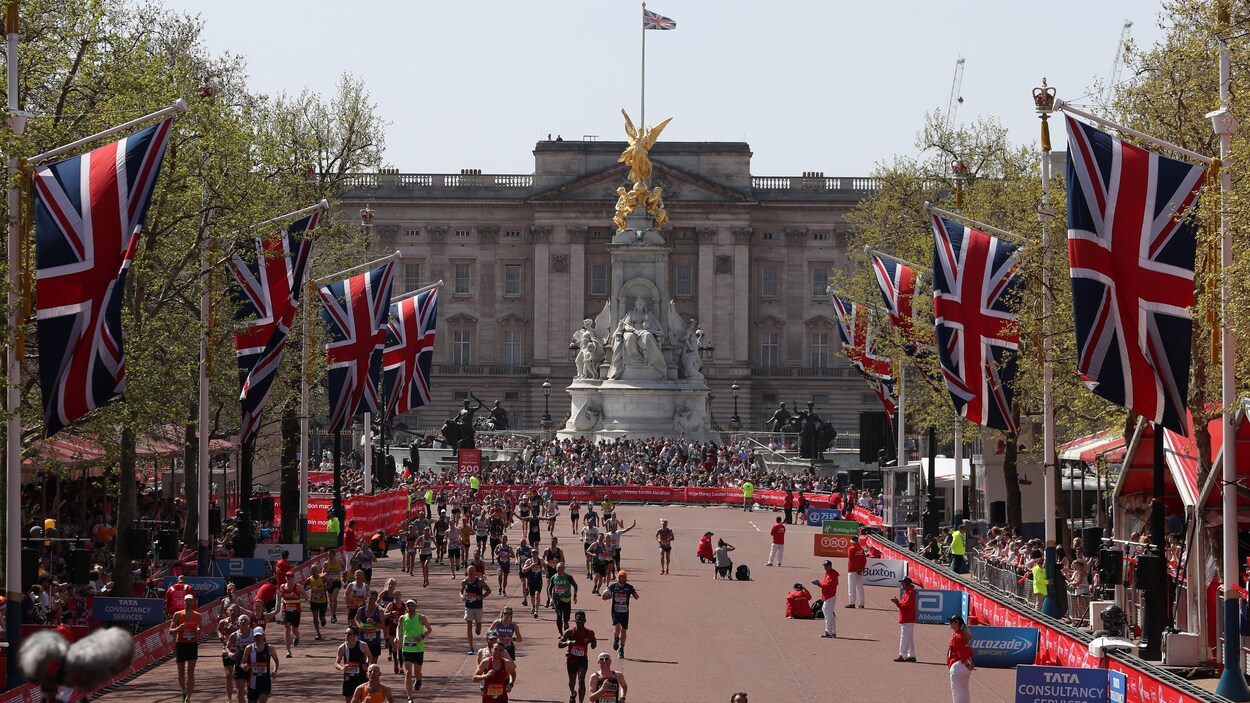 Plus de 40 000 coureurs ont participé au marathon de Londres. Plus de 40 000 coureurs ont participé au marathon de Londres.