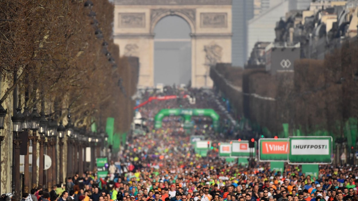 Ils sont sur les Champs-Élysées.