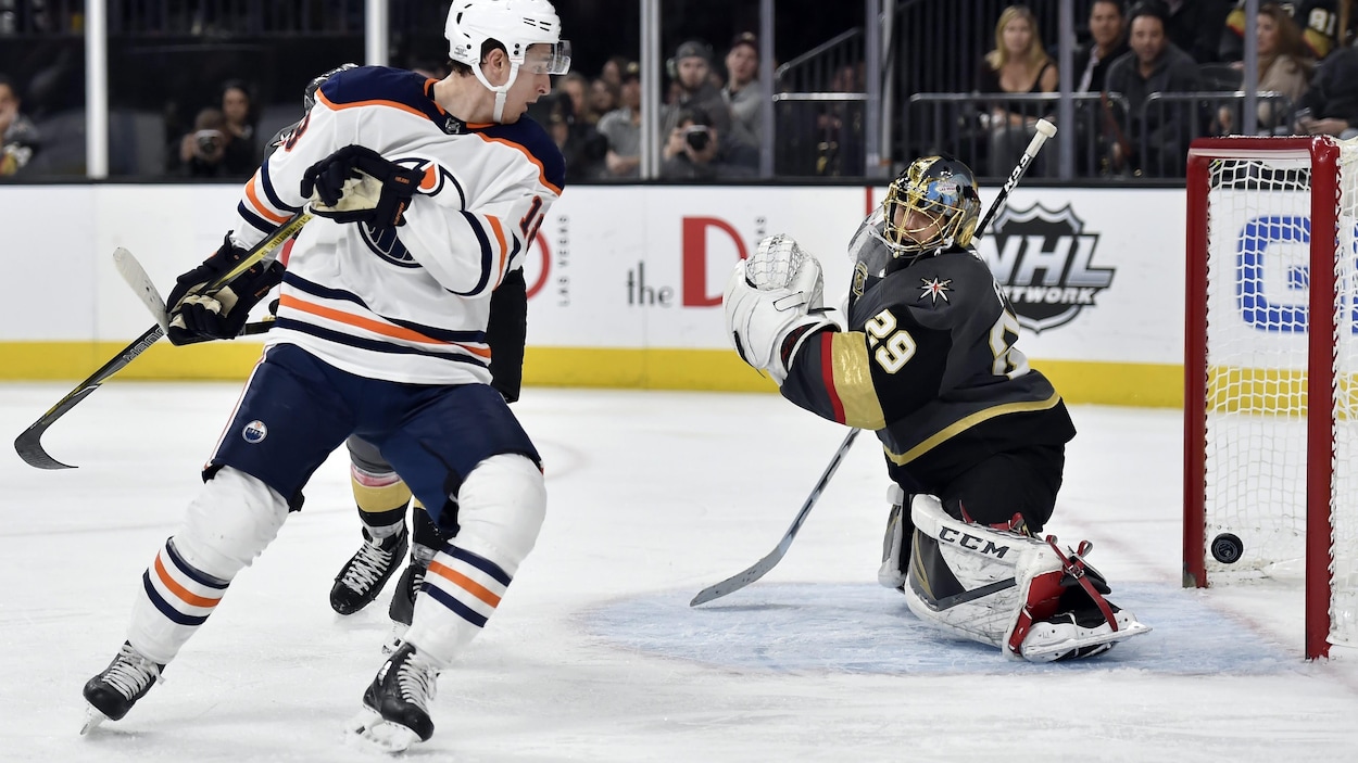 Marc-André Fleury fait dévier un lancer de Ryan Strome des Oilers. Marc-André Fleury fait dévier un lancer de Ryan Strome des Oilers.