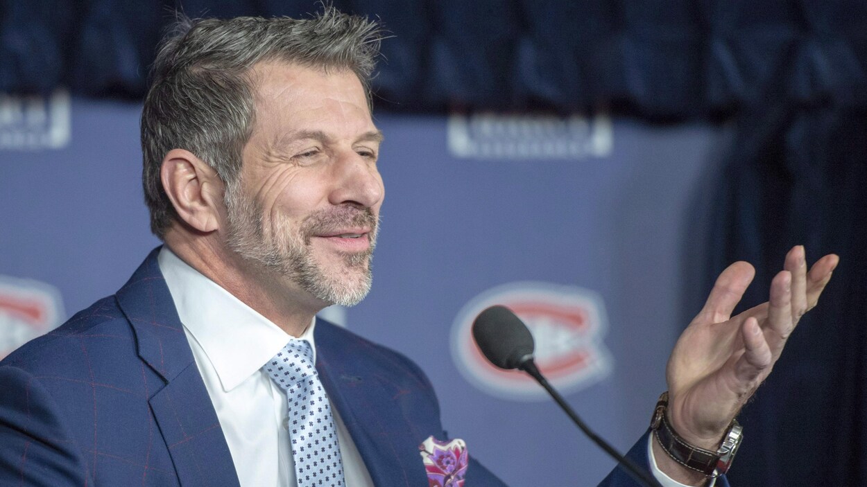 Marc Bergevin gesticule en point de presse