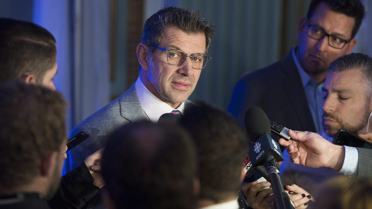 Marc Bergevin réponde aux questions des journalistes lors d'une réunion des directeurs généraux à Montréal. Marc Bergevin réponde aux questions des journalistes lors d'une réunion des directeurs généraux à Montréal.
