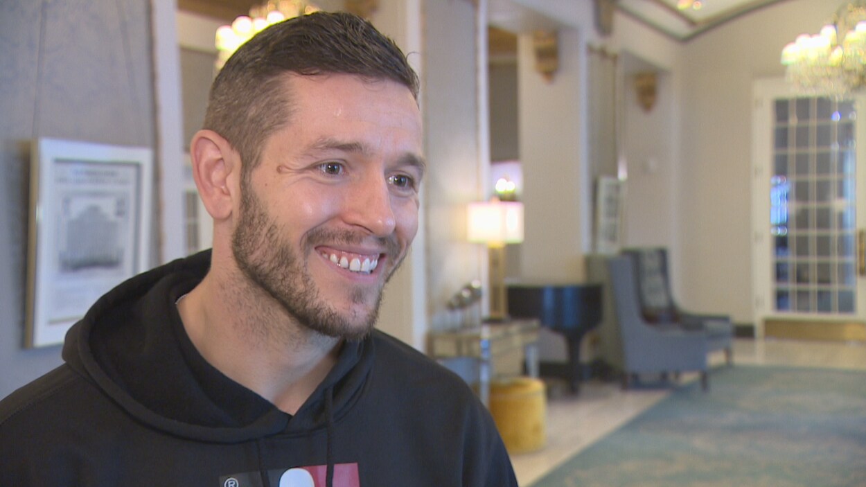 Marc-Olivier Brouillette en entrevue à Radio-Canada dans un hôtel de Regina.