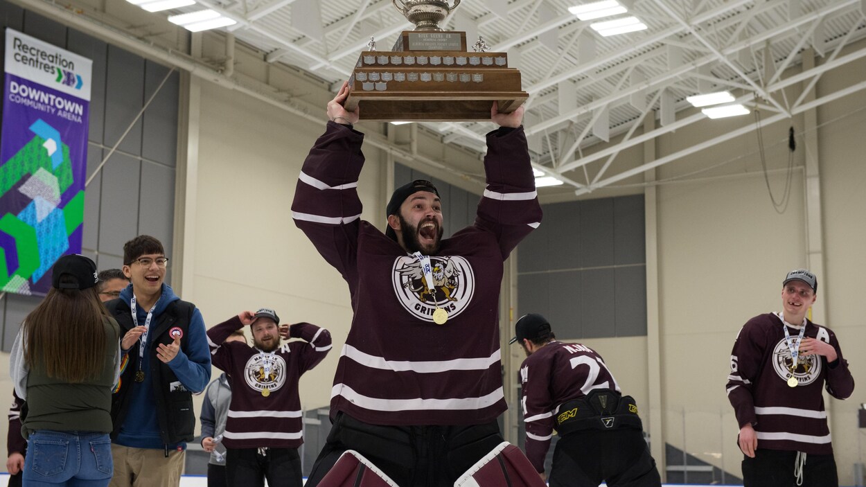 Marc-Olivier Daigle soulève le trophée remis aux champions de l'ACAC.