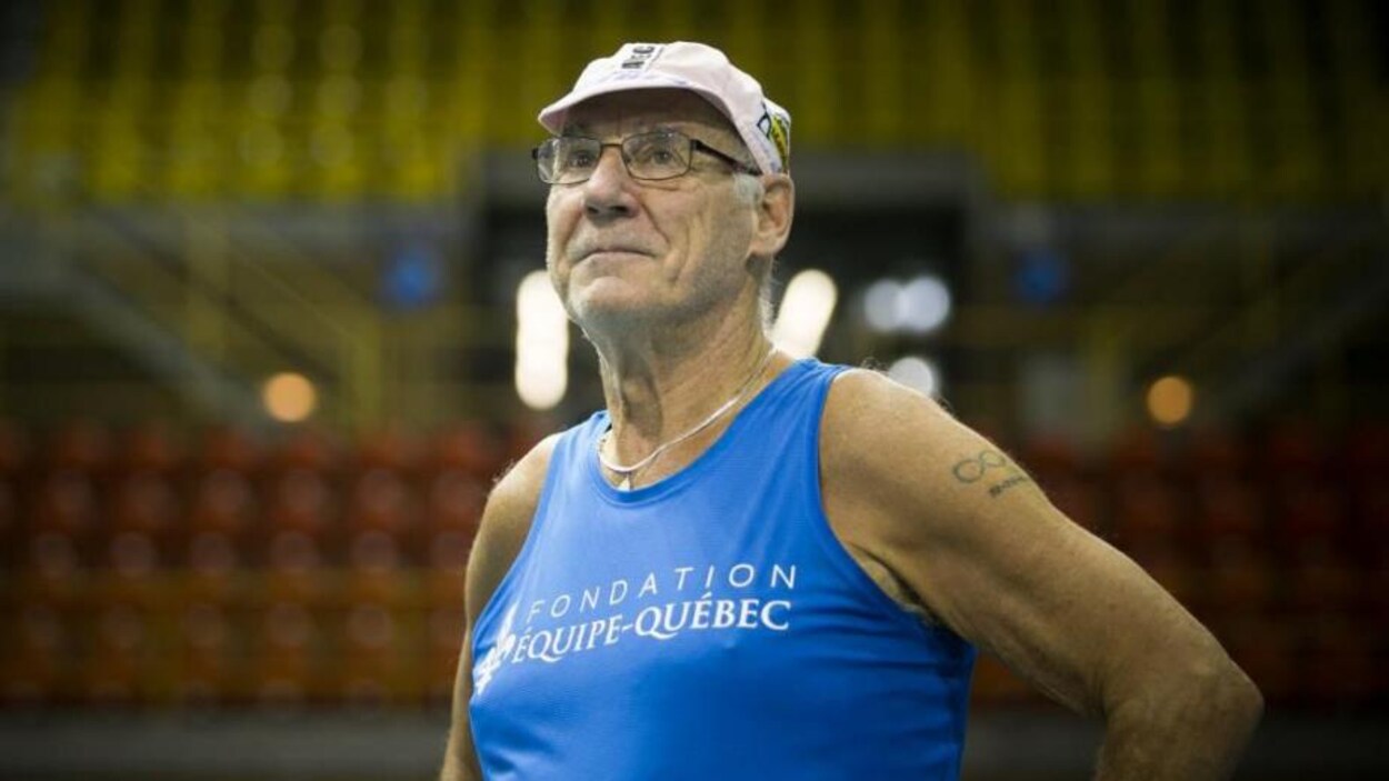 Il regarde au loin dans un stade.