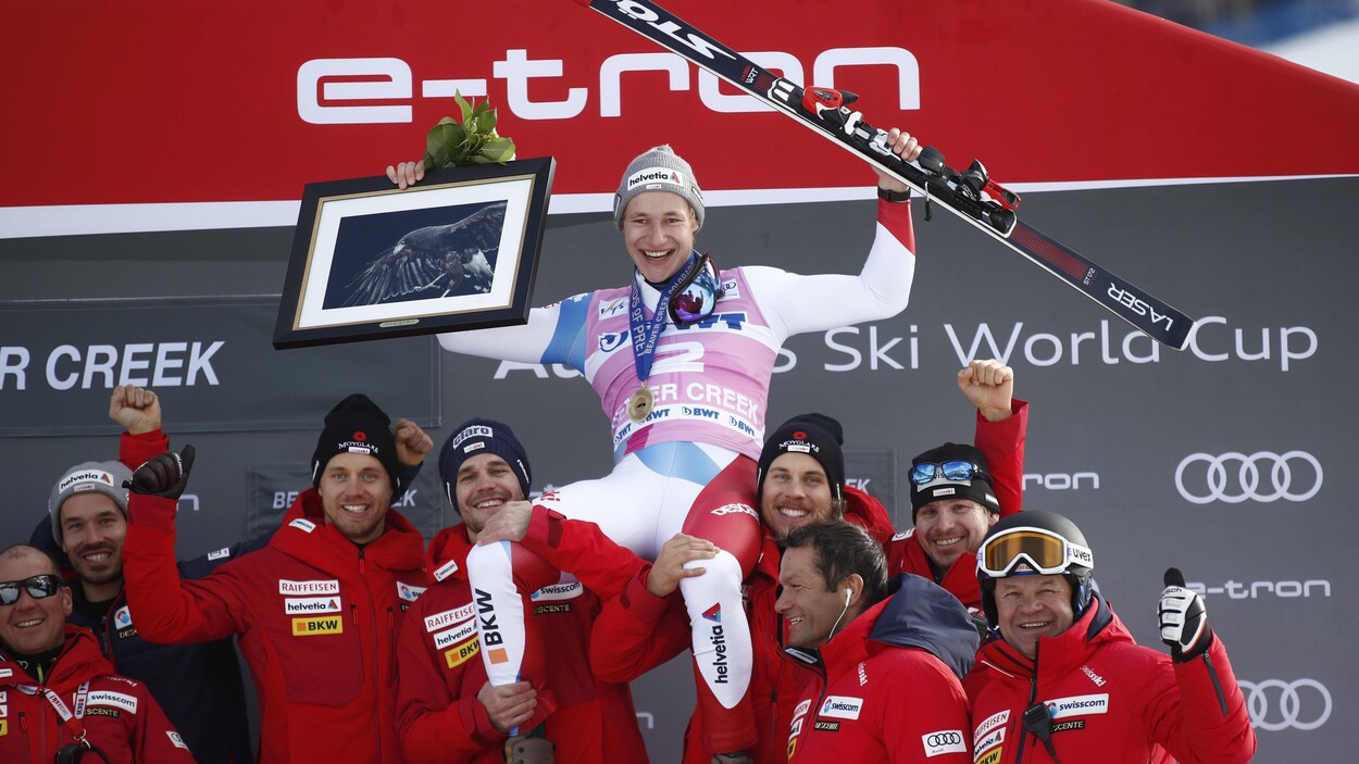 La victoire d'Odermatt a été célébrée par l'ensemble de l'équipe de la Suisse.