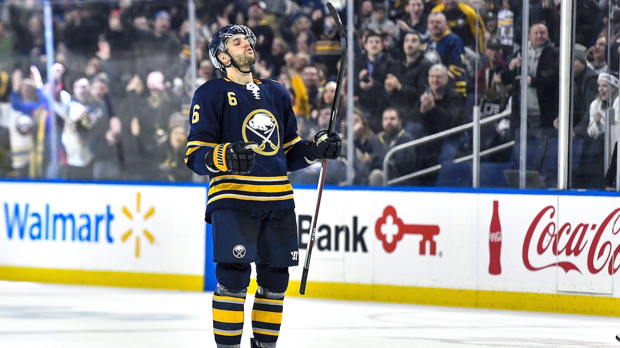 Marco Scandella célèbre après avoir marqué un but.