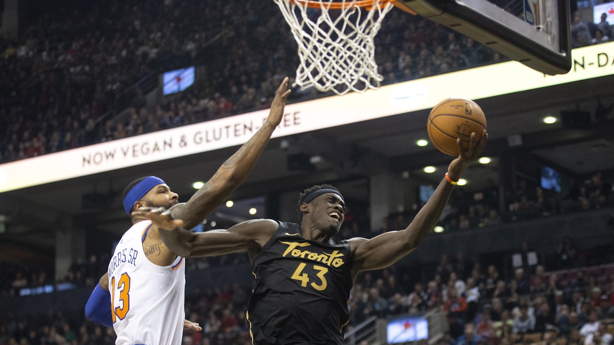 Siakam repousse Morris du bras droit en tentant un panier de la main gauche.