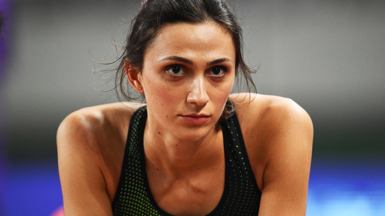 Concentrée, elle regarde devant elle durant une compétition.