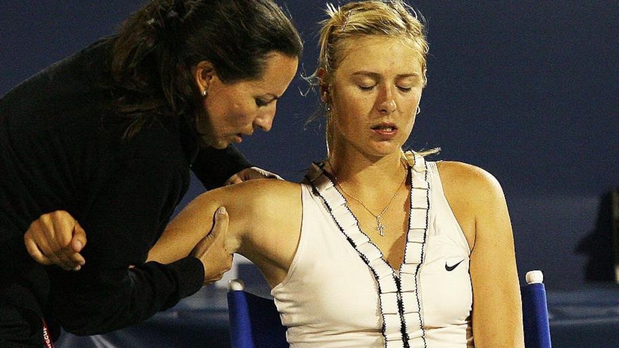 Maria Sharapova se fait masser l'épaule pendant la Coupe Rogers à Montréal.