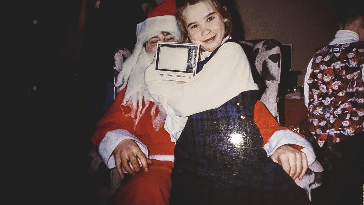 La petite Marie-Michèle Gagnon sur les genoux du père Noël La petite Marie-Michèle Gagnon sur les genoux du père Noël