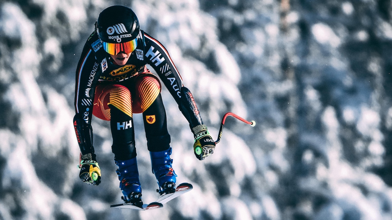 Marie-Michèle Gagnon est suspendue dans les airs pendant un saut, à la Coupe du monde de Lake Louise. Marie-Michèle Gagnon est suspendue dans les airs pendant un saut, à la Coupe du monde de Lake Louise.