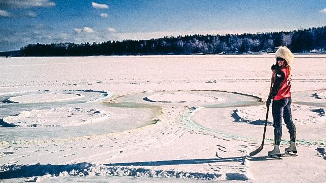 Un bâton de hockey dans les mains, Marie-Michèle Gagnon se tient en patin sur le lac Etchemin. Un bâton de hockey dans les mains, Marie-Michèle Gagnon se tient en patin sur le lac Etchemin.
