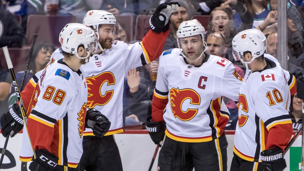 Mark Giordano, deuxième à droite, est félicité par ses coéquipiers.