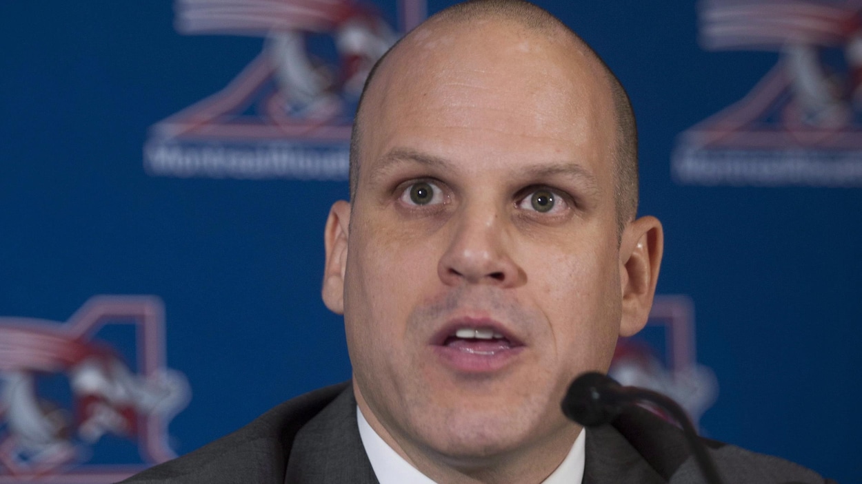 Il est en conférence de presse lorsqu'il était nommé président des Alouettes de Montréal, en 2013.
