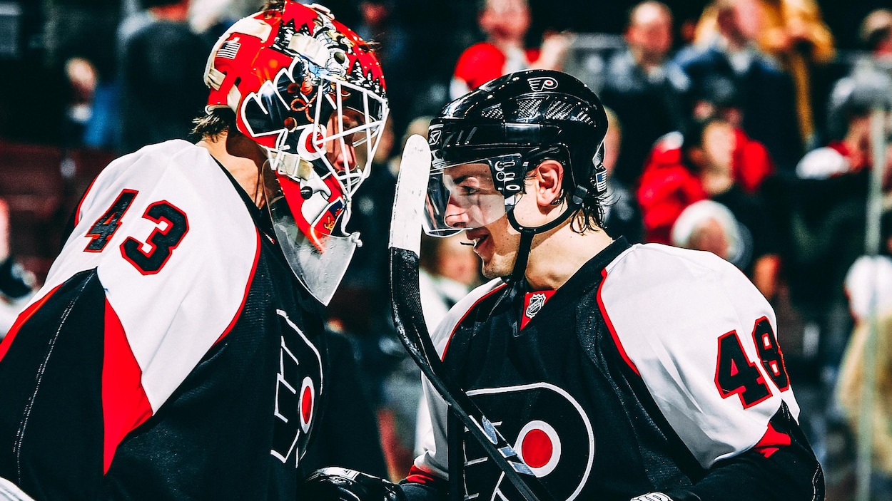 Daniel Brière félicite son coéquipier Martin Biron à la fin d'un match. Daniel Brière félicite son coéquipier Martin Biron à la fin d'un match.