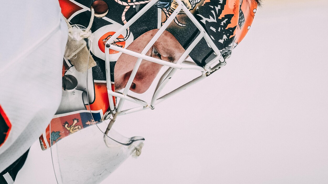 Martin Biron se concentre pendant un match. Martin Biron se concentre pendant un match.
