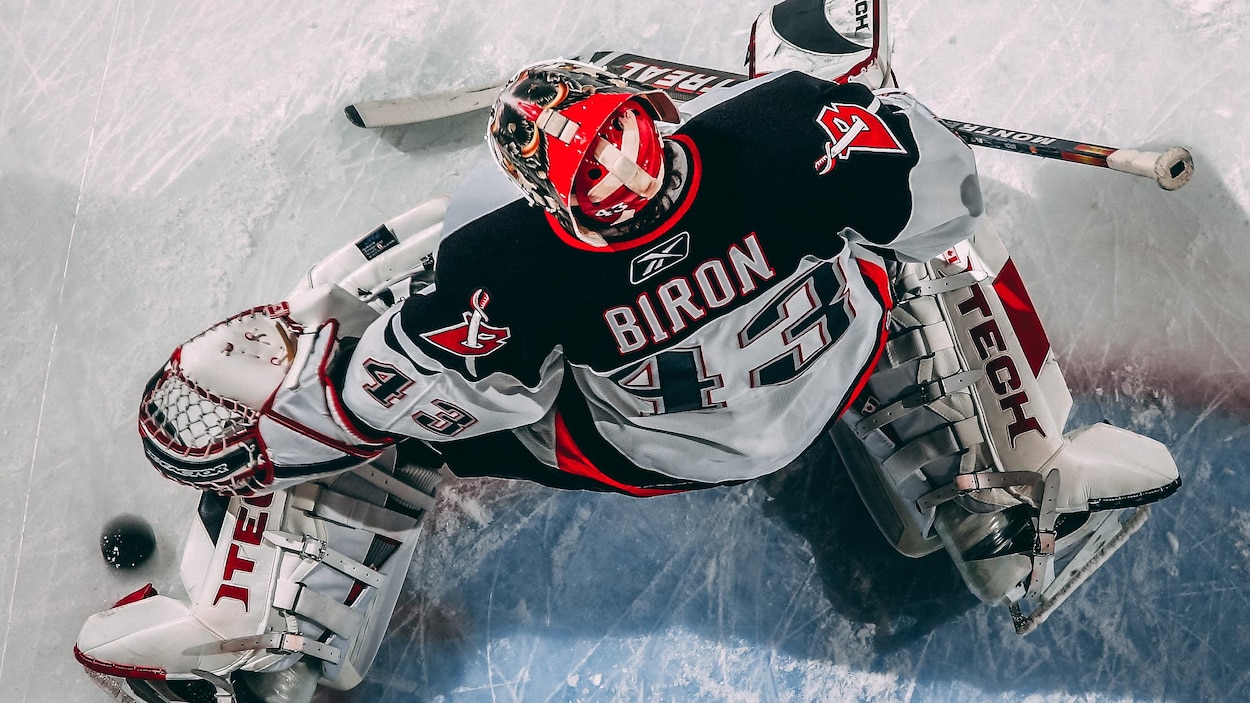 Martin Biron effectue un arrêt avec sa jambière gauche. Martin Biron effectue un arrêt avec sa jambière gauche.
