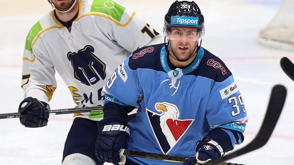 Un joueur de hockey a les yeux rivés sur la rondelle lors d'un match.