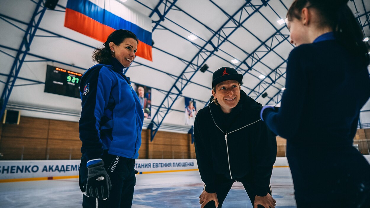 L'entraîneuse de patinage artistique Martine Dagenais et le quadruple médaillé olympique Evgeni Plushenko parlent à une élève de l'Académie Plushenko, à Moscou. L'entraîneuse de patinage artistique Martine Dagenais et le quadruple médaillé olympique Evgeni Plushenko parlent à une élève de l'Académie Plushenko, à Moscou.